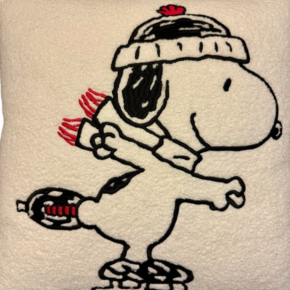 Holiday pillow skating Snoopy - Picture 1 of 3